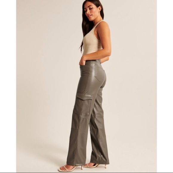Abercrombie & Fitch Curve Love Vegan Leather Cargo 90s Relaxed Pant - Picture 1 of 8